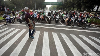 Lalin Sekitar Monas Buka-Tutup Selama Parade Karnaval Asian Games