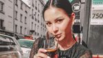 Gaya Keren Kekasih Al Ghazali Saat Kulineran di Paris hingga Bali