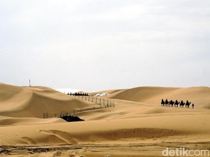 Kisah Biksu Pemakan Manusia di Balik Gurun Pasir Bernyanyi China