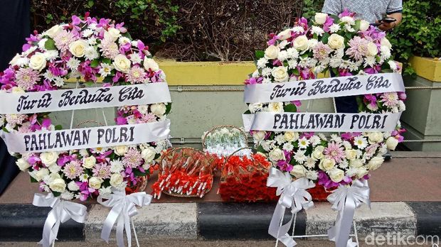 Berduka atas Gugurnya Anggota Brimob, Polisi Bagi Bunga di CFD