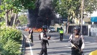 Hingga saat ini polisi dan tim gegana masih berjaga dan melakukan sterilisasi untuk mengantisipasi ledakan selanjutnya. Istimewa.