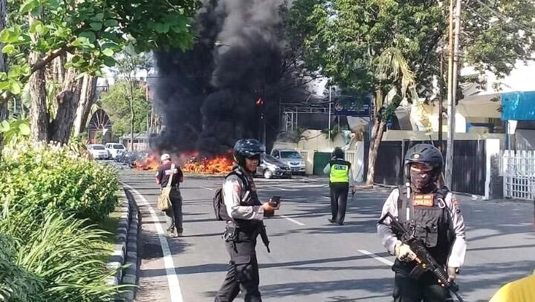 Foto: Polisi mengamankan lokasi bom Surabaya (Istimewa) Foto: Polisi mengamankan lokasi bom Surabaya (Istimewa)
