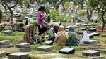 Momen Jelang Ramadan, Peziarah Penuhi TPU Karet Bivak