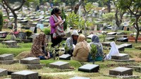 Momen jelang Ramadan, dimanfaatkan untuk ziarah ke makam.