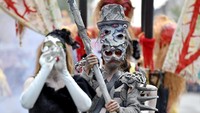 Para peserta menggunakan kostum unik dan membawa atribut pendukung lainnya sambil berjalan menuju pusat kota, lokasi Parade Zinneke diselenggarakan. Eric Vidal/Reuters.