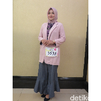 Diny Andriany memilih busana smart casual dengan blazer pink dan rok ruffle untuk menampilkan bakatnya bernyanyi juga sebagai pembawa berita. Ia mengaku sudah menyiapkan diri sejak awal pendaftaran audisi Sunsilk Hijab Hunt 2018, sekitar Februari lalu. (Foto: Hestianingsih/Wolipop)