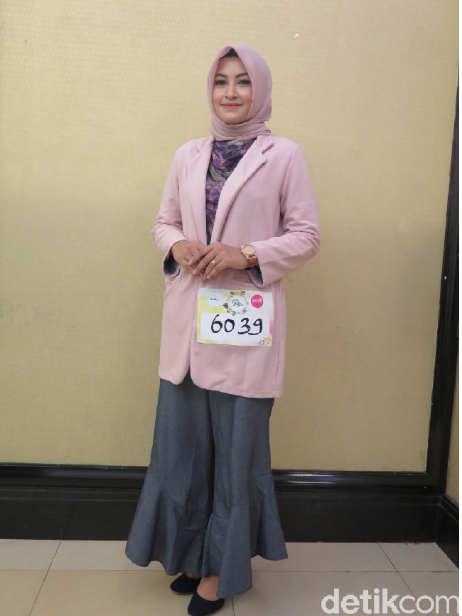 Diny Andriany memilih busana smart casual dengan blazer pink dan rok ruffle untuk menampilkan bakatnya bernyanyi juga sebagai pembawa berita. Ia mengaku sudah menyiapkan diri sejak awal pendaftaran audisi Sunsilk Hijab Hunt 2018, sekitar Februari lalu. (Foto: Hestianingsih/Wolipop)
