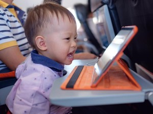 6 Tips Mengatasi Balita yang Main Gadget Melulu
