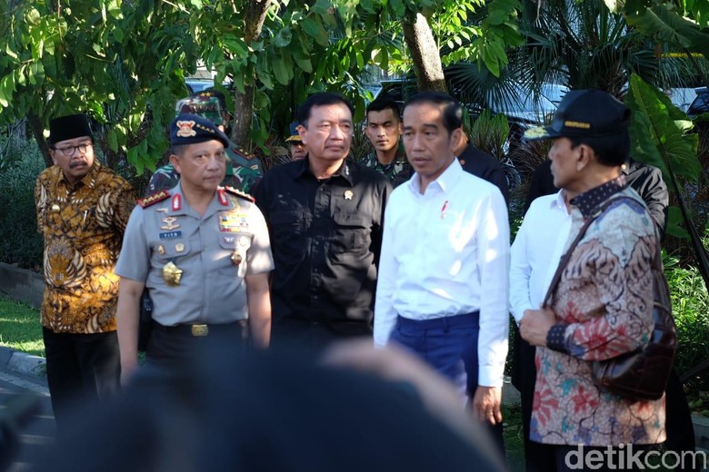 3 Gereja Surabaya Dibom, Jokowi: Bongkar Teroris Sampai ke Akar! 3 Gereja Surabaya Dibom, Jokowi: Bongkar Teroris Sampai ke Akar!