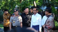Setibanya di lokasi Jokowi, langsung ke parkiran gereja dan melihat barang-barang bekas ledakan. Lokasi di GKI Surabaya dijaga ketat petugas gabungan.