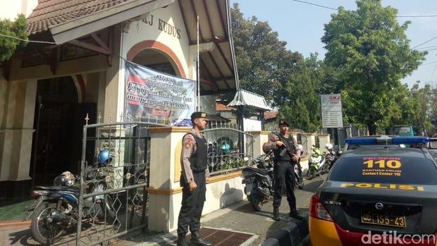 Pengamanan Gereja di Kudus.