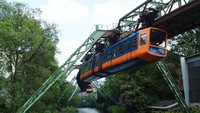 Suspended Monorail, Jerman, sudah beroperasi selama lebih dari satu abad. Kereta yang satu ini tak bediri di lintasan, tapi menggantung di rel. Di umurnya yang sudah tua, dia tinggal menunggu untuk jatuh. Istimewa/wanderlist.co.uk