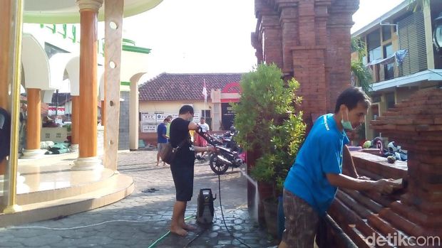 Aksi komunitas Resik-resik Masjid di Kudus. 