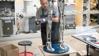 Artificial Intelligence ini diberi nama Fred. Engineered Arts, perusahaan robotik tempat asal Fred diciptakan merupakan hasil percobaan dari penyempurnaan robot mereka sebelumnya. Matt Cardy/Getty Images.