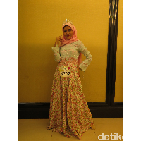 Guru TK Amanda Reka Dini yang berusia 20 tahun, juga memilih tampilan ceria dengan gaun bermotif bunga. Tiara yang disematkan pada hijab tampak melengkapi penampilannya. Wanita yang akrab disapa Manda ini menampilkan kebolehannya berdongeng dengan boneka. (Foto: Hestianingsih/Wolipop)