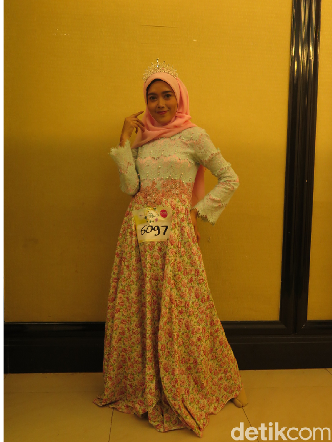Guru TK Amanda Reka Dini yang berusia 20 tahun, juga memilih tampilan ceria dengan gaun bermotif bunga. Tiara yang disematkan pada hijab tampak melengkapi penampilannya. Wanita yang akrab disapa Manda ini menampilkan kebolehannya berdongeng dengan boneka. (Foto: Hestianingsih/Wolipop)