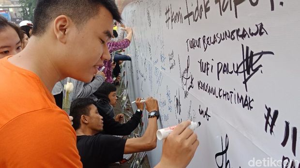 Berduka atas Gugurnya Anggota Brimob, Polisi Bagi Bunga di CFD