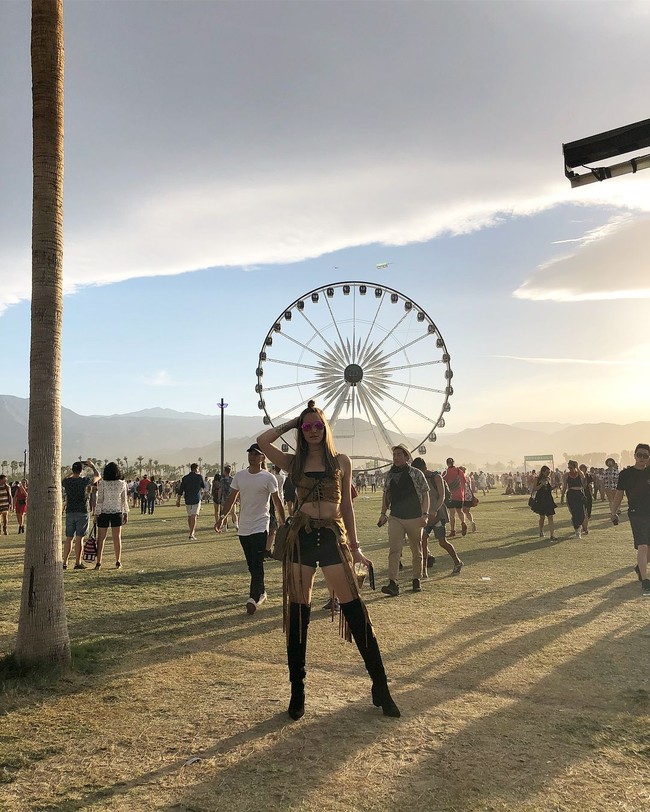 Selain berkacak pinggang, trik berikutnya agar lengan tidak rapat ke tubuh adalah dengan menaruhnya ke kepala. Gaya Nia Ramadhani saat berada di Coachela ini contohnya. Kenapa gaya ini membuat tubuh lebih ramping? Karena saat lengan berada di sebelah pinggang bisa membuat siluet tubuh terlihat lebih gemuk karena berada rapat dengan tubuh. Lain halnya jika dijauhkan dari tubuh sehingga memberi ruang antara lengan dan pinggang ataupun paha. (Foto: Instagram/Nia Ramadhani)