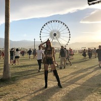 Selain berkacak pinggang, trik berikutnya agar lengan tidak rapat ke tubuh adalah dengan menaruhnya ke kepala. Gaya Nia Ramadhani saat berada di Coachela ini contohnya. Kenapa gaya ini membuat tubuh lebih ramping? Karena saat lengan berada di sebelah pinggang bisa membuat siluet tubuh terlihat lebih gemuk karena berada rapat dengan tubuh. Lain halnya jika dijauhkan dari tubuh sehingga memberi ruang antara lengan dan pinggang ataupun paha. (Foto: Instagram/Nia Ramadhani)