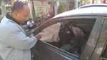 Foto: Mobil-mobil Hancur Kena Bom Gereja di Surabaya
