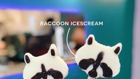 Nah ini yang tak boleh terlewatkan, es krim rakun yang bisa jadi pilihan pencuci mulut. Paduan rasa es krim vanilla dan cokelat ini jadi pemanis usai makan berat. Foto: Instagram @pool.time.cafe