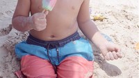 Ini dia si ganteng Ryshaka yang lahir pada 2 September 2014 lalu. Saat itu ia sedang berlibur ke Thailand bersama kedua orang tuanya. Ia terlihat sangat senang kalau diperbolehkan makan es krim. Foto: Instagram @mrssharena