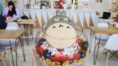 Asyik Banget! Bisa Ngemil Macaron Totoro Sambil Menggambar di Kafe Seni Ini