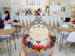 Asyik Banget! Bisa Ngemil Macaron Totoro Sambil Menggambar di Kafe Seni Ini