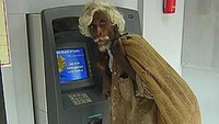 Jangan salah sangka dulu, bapak ini mungkin memang benar-benar mau bertransaksi di ATM. Istimewa/oddee.com