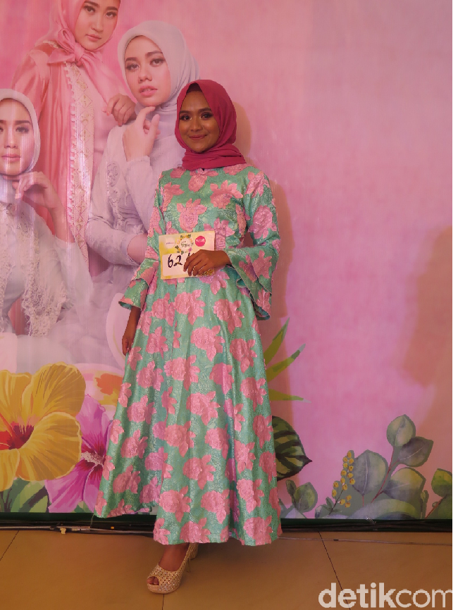 Gaya girlie ditampilkan Melisa Ariska Adha, dengan gaun hijau berhias aplikasi bunga warna pink. Palet ceria membuat penampilannya lebih segar. Wanita 21 tahun ini menampilkan bakat modelling dan baca puisi. (Foto: Hestianingsih/Wolipop)