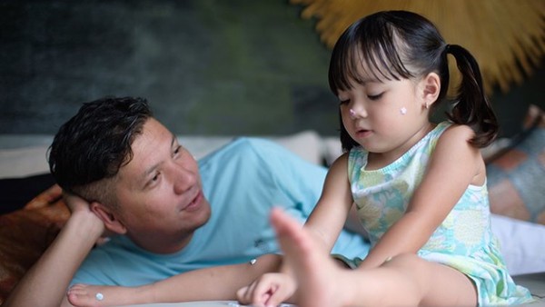 Senangnya si Cantik Gempi Saat Main Bareng Papa Gading