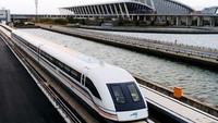 Kereta Maglev, Shanghai, keunikannya terletak pada lintasannya. Kereta ini melaju dengan kecepatan hingga 431 km per jam di atas medan magnet yang kuat. Hal ini membuat dia melayang tak menyentuh permukaan. Istimewa/wanderlist.co.uk