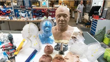 Bentuk wajah Fred didesain layaknya seorang pria tua dengan rambut berwarna abu-abu dan kulit wajah yang mulai mengendur yang semakin memperlihatkannya seperti seorang manusia. Matt Cardy/Getty Images.