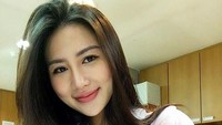 Inilah Carina Linn (23), gadis cantik yang berprofesi sebagai seorang perawat/suster di Taiwan. Carina viral di media sosial karena pose-posenya yang kelewat seksi saat sedang tidak bertugas. (Instagram/Carina Linn)