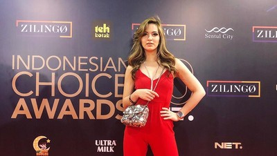 Ini Dia Gaya Nia Ramadhani yang Bikin Langsing Saat di Foto