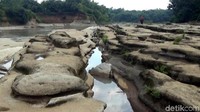 Tidak hanya susunan batu yang telah membentuk lapisan-lapisan sangat rapi, dan indah. Selain itu, juga ada palung-palung kecil yang terisi air dan tidak diketahui kedalamannya. (Rinto/detikTravel)