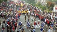 Warga Jakarta dan sekitarnya memenuhi jalan protokol di pusat kota Jalan MH Thamrin, Jakarta Pusat, Minggu (13/05/2018), untuk menyaksikan acara parade karnaval 100 Hari Menuju Asian Games 2018.