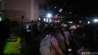 Kabid Humas Polda Jatim Kombes Frans Barung Mangera mengatakan ada 5 korban dari ledakan diduga bom itu. 3 korban masih berada di dalam unit rusun.
