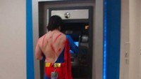 Superman ambil uang di ATM, mungkin mau buat beli kostum baru. Istimewa/oddee.com