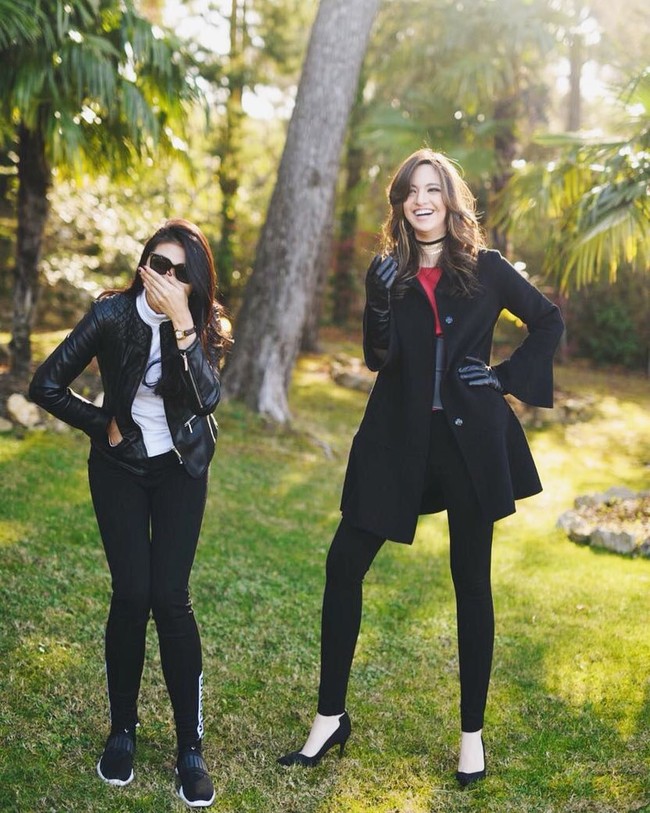 Memakai high heels, berkacak pinggang dan berdiri dengan membuka kaki sehingga ada ruang di antara paha seperti yang dilakukan Nia Ramadhani bisa jadi inspirasi jika ingin terlihat langsing di kamera. (Foto: Instagram/Nia Ramadhani)