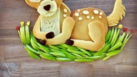 Kancil yang menggemaskan ini dibua dari pancake. Kancil yang terlihat sedang duduk di atas rumput hijau yang dibuat dari potongan apel hijau. Yummy! Foto: Instagram @foodartfun