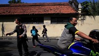 Bom terjadi di gerbang Polrestabes Surabaya sekitar pukul 08.50 WIB. REUTERS/Beawiharta.