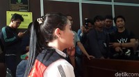 Tampak sebuah tato di belakang telinga istri Faisal Harris itu.