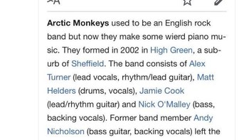 Laman Wikipedia dari Arctic Monkeys pun sampai diedit dengan menyebutnya sebagai band yang memainkan musik aneh dengan piano. Foto: istimewa