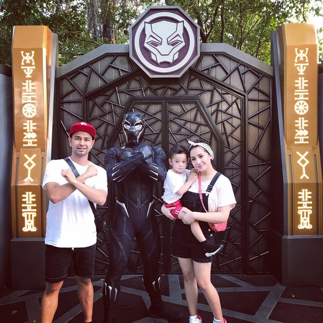 Selama menghabiskan waktu di Disneyland, Nagita menata rambutnya tetap rapi dengan scarf dari Mango seharga Rp 199 ribu. Foto: Dok. Instagram/@raffinagita1717