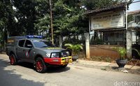 Polisi berjaga di kawasan Gereja Santa Anna Duren Sawit, Jakarta Timur, Senin (14/5/2018). 