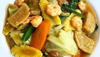 Nggak mau kalah, @noviabdul_ coba bikin sendiri cap cay versi restoran China. Karena tak ada daging, ia menggunakan siomay, kekian dan udang sebagai pelengkapnya. Foto: Istimewa