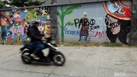 Walaupun begitu tetap saja ada tangan-tangan jahil yang merusak keindahan mural dengan aksi vandalisme.