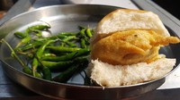 Nama kulinernya adalah vada pav. Setiap warga Mumbai, mulai dari buruh pabrik sampai bintang Bollywood sangat menyukai kudapan ini (BBC Travel)