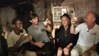 Salah satu pemain film X-Man, Hugh Jackman memiliki rasa cinta pada kopi yang tidak perlu diragukan lagi. Ini posenya ketika menikmati secangkir kopi asli dari perkebungan kopi di Ethiopia, Afrika. Foto: Istimewa